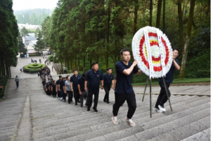 賡續(xù)井岡山精神，向革命烈士敬獻(xiàn)花圈